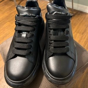 Alexander McQueen oversized sneakers. Black US size 10. Male